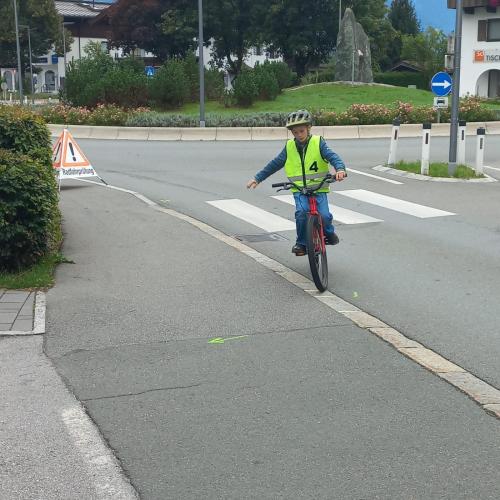 Erste Radfahrübung der 4. Stufe 