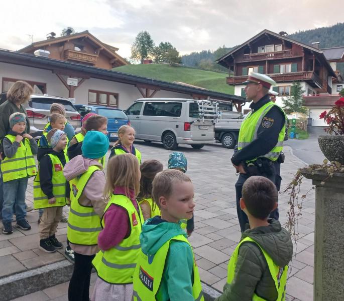 © Christine Walder-Moosmann | Bildquelle: Christine Walder-Moosmann | Urheber:in: Christine Walder-Moosmann Verkehrserziehung mit Polizei
