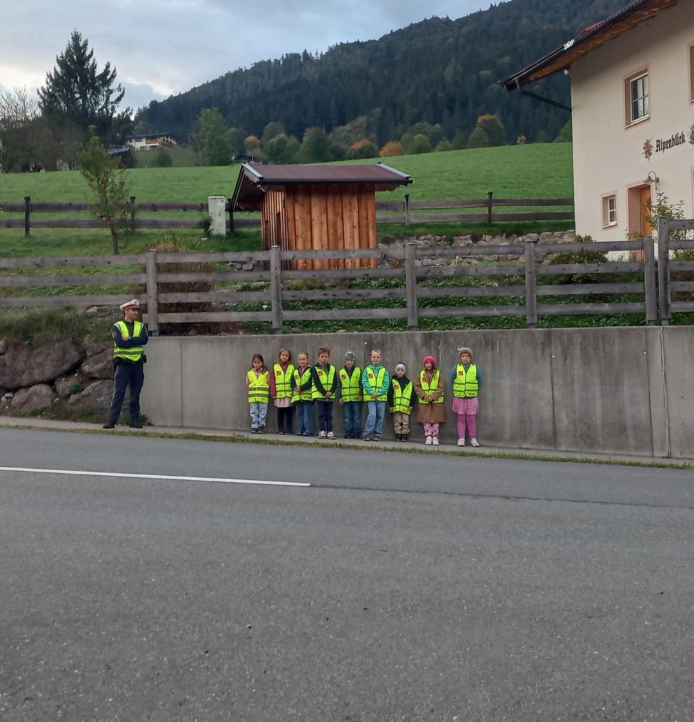 © Christine Walder-Moosmann | Bildquelle: Christine Walder-Moosmann | Urheber:in: Christine Walder-Moosmann Verkehrserziehung mit Polizei