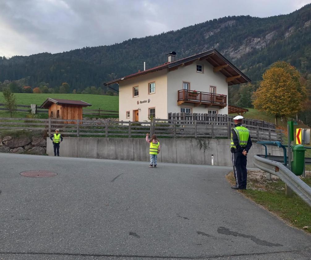 © Christine Walder-Moosmann | Bildquelle: Christine Walder-Moosmann | Urheber:in: Christine Walder-Moosmann Verkehrserziehung mit Polizei