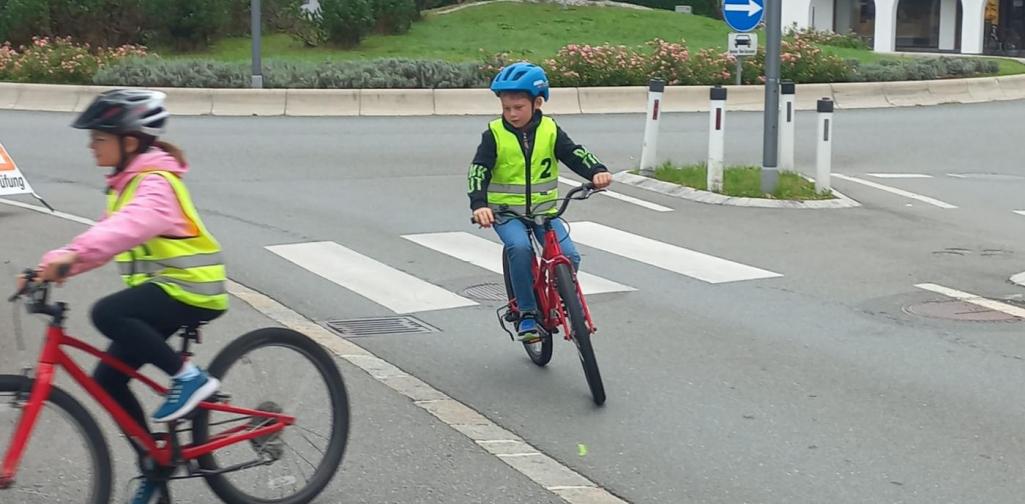 Erste Radfahrübung der 4. Stufe