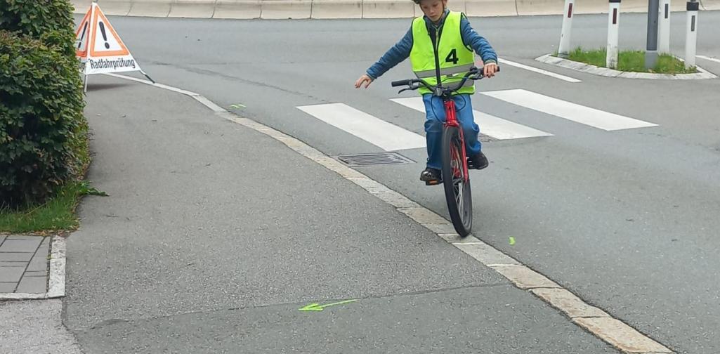 Erste Radfahrübung der 4. Stufe