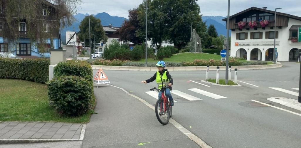 Erste Radfahrübung der 4. Stufe